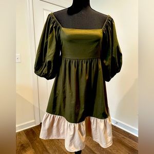 Cotton
Puffed sleeves
Mini silhouette
hem hits above the knee
Model is 5'10"